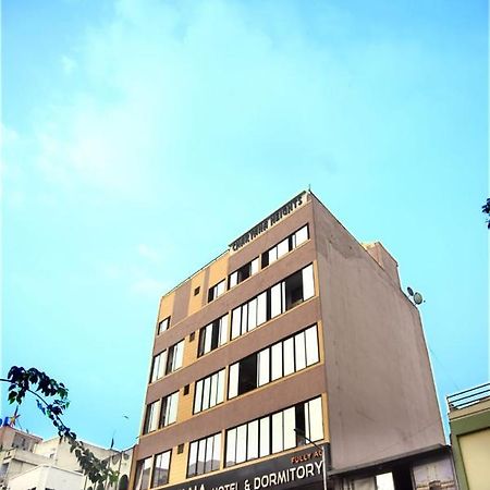 Charyana Hotel Ac Dormitory อาเมดาบัด ภายนอก รูปภาพ
