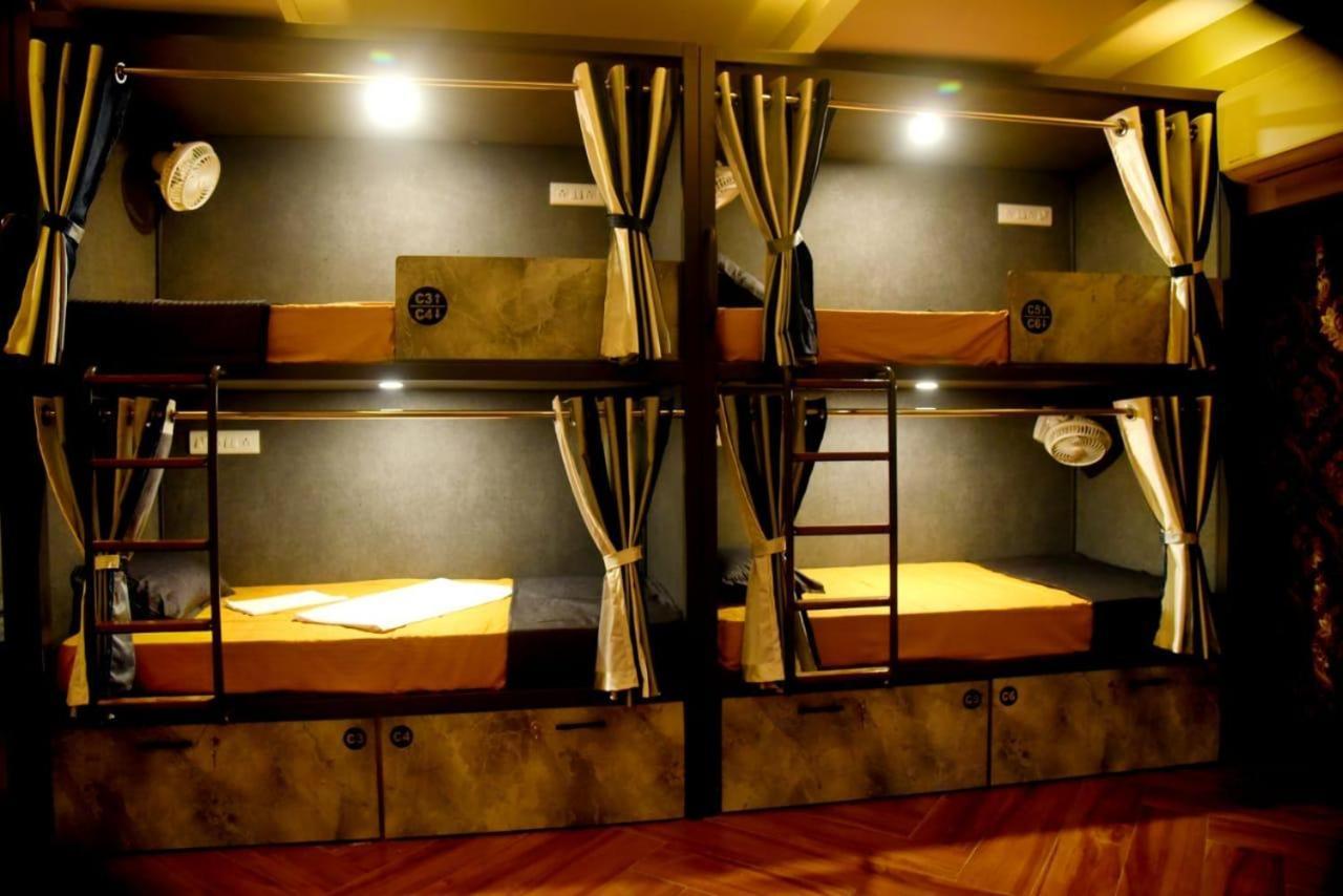 Charyana Hotel Ac Dormitory อาเมดาบัด ภายนอก รูปภาพ