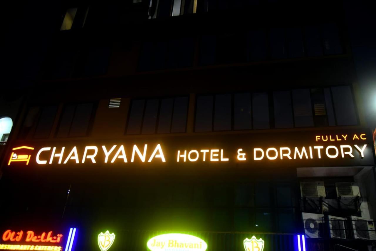 Charyana Hotel Ac Dormitory อาเมดาบัด ภายนอก รูปภาพ
