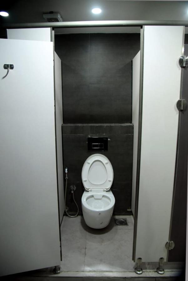 Charyana Hotel Ac Dormitory อาเมดาบัด ภายนอก รูปภาพ