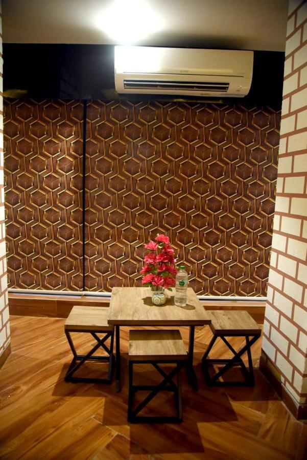 Charyana Hotel Ac Dormitory อาเมดาบัด ภายนอก รูปภาพ