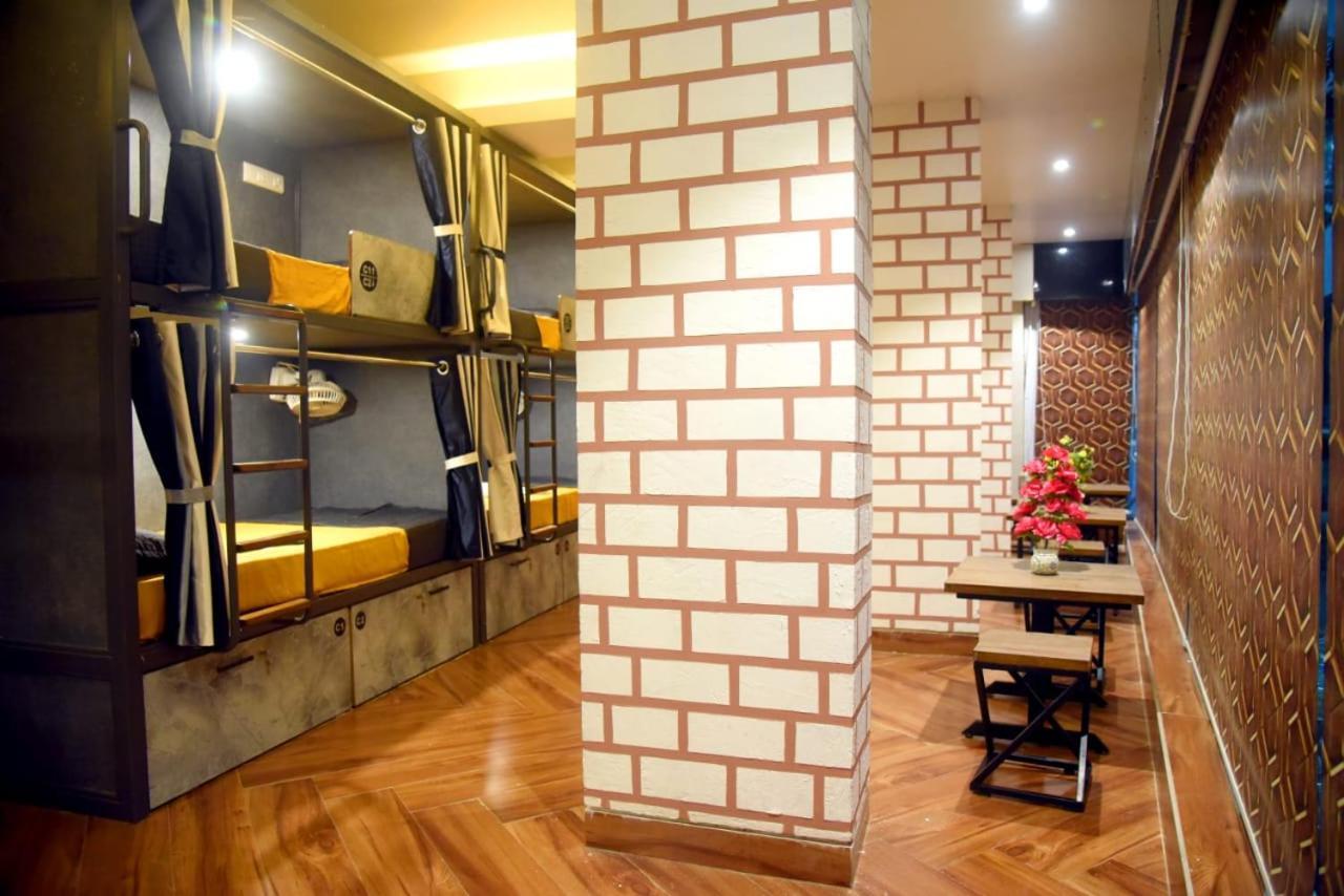 Charyana Hotel Ac Dormitory อาเมดาบัด ภายนอก รูปภาพ