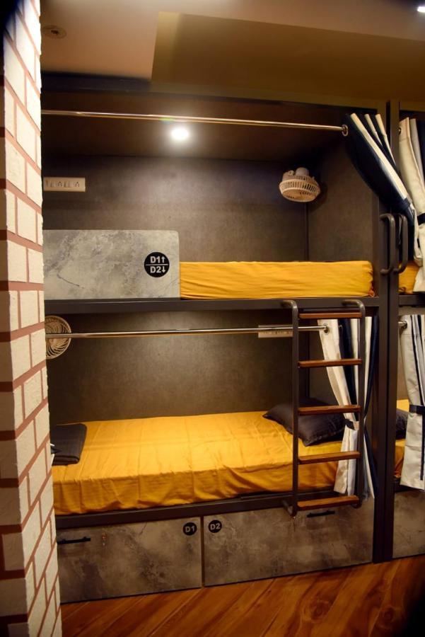 Charyana Hotel Ac Dormitory อาเมดาบัด ภายนอก รูปภาพ