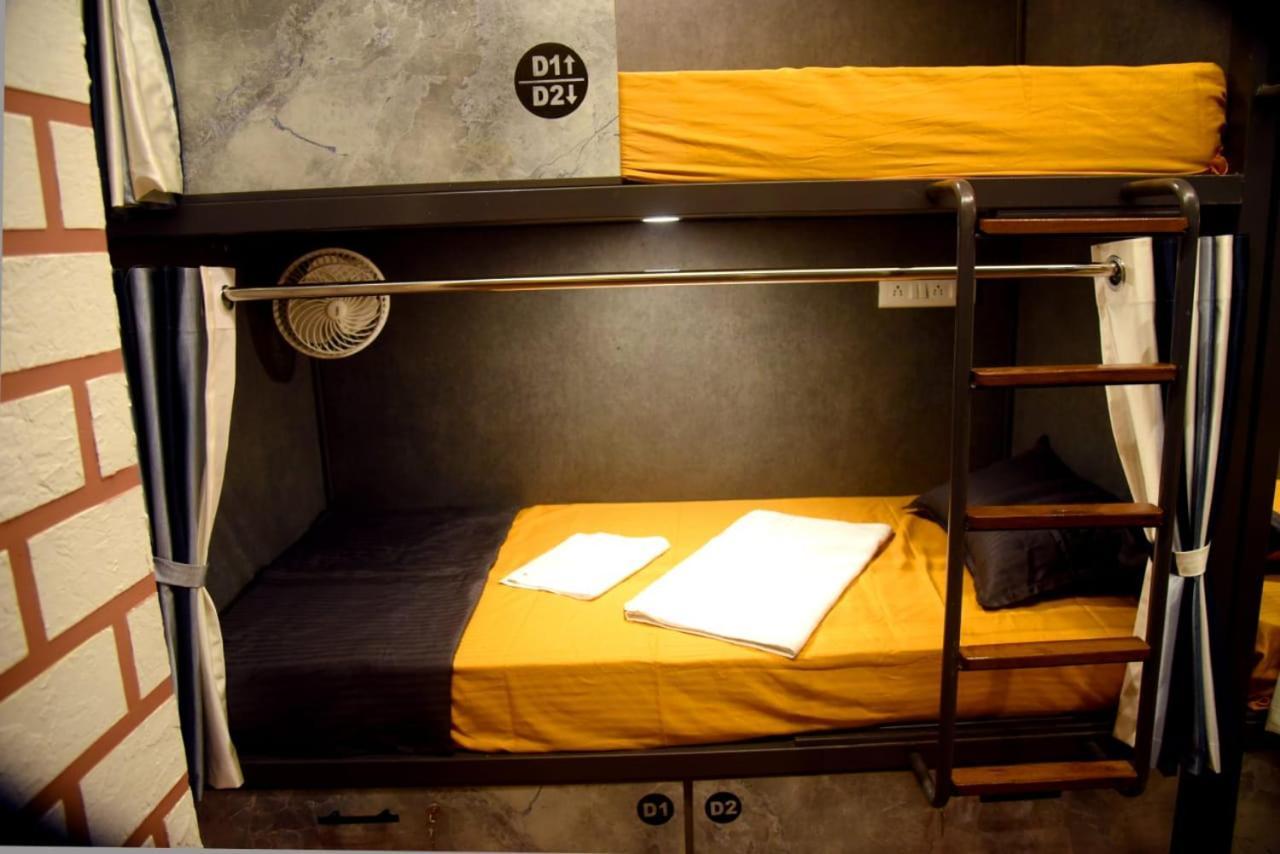 Charyana Hotel Ac Dormitory อาเมดาบัด ภายนอก รูปภาพ
